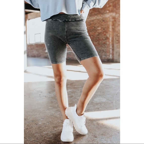 MATCHING SET: Cropped Tank + High Waisted Biker Shorts - Picture 4 of 5